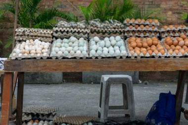 Denpasar, Bali, Endonezya (19 Haziran 2021): Çeşitli yumurta türlerinin geleneksel pazar raflarında sergilenmesi.