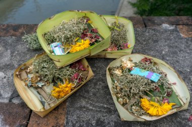 Hindu inanışına göre, Bali 'de tanrılara adak. Adı 