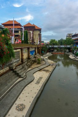 Denpasar, Bali, Endonezya (19 Haziran 2021): Denpasar şehrinin ortasındaki nehir kenarında huzurlu ve serin bir atmosfer. Nehre 