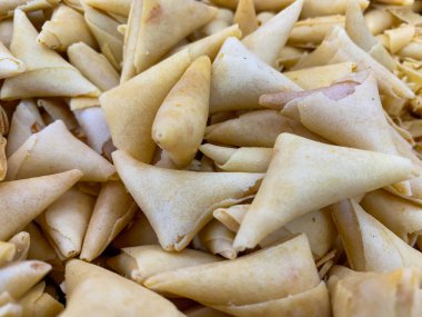 Samosa denilen Ramazan iftar yemeği. Geleneksel Asya vejetaryen yemekleri. Tatil için pasta.