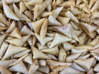 Samosa adı verilen Ramazan iftal yemeğinin soyut arka planı. Geleneksel Asya vejetaryen yemekleri. Tatil için pasta.