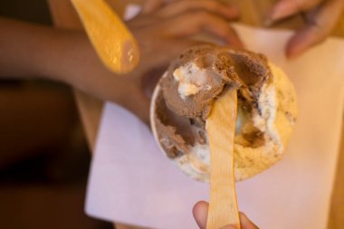 Dondurmanın tadını çıkaran bir anne ve kızın elleri. Dondurmanın tadını çıkaran bir anne ve kızın elleri. Aile için güzel bir örnek.