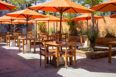 Denpasar, Bali, Endonezya (4 Temmuz 2021): COVID-19 salgını sırasında boş kalan bir restoranın durumu. Endonezya 'daki toplum faaliyetlerine kısıtlamalar