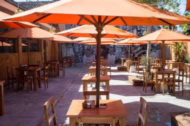 Denpasar, Bali, Endonezya (4 Temmuz 2021): COVID-19 salgını sırasında boş kalan bir restoranın durumu. Endonezya 'daki toplum faaliyetlerine kısıtlamalar