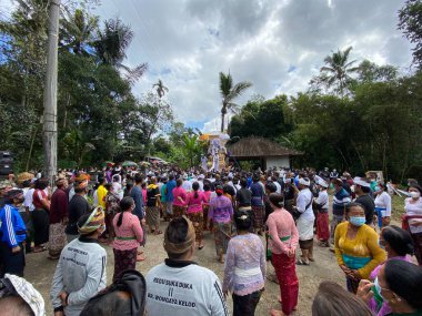 Tabanan, Bali, Endonezya (4 Temmuz 2021): Bali 'de yanan cesetler geçidi. İnsanlar Bali 'deki yakma törenine katılıyor. 