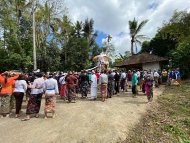 Tabanan, Bali, Endonezya (4 Temmuz 2021): Bali 'de yanan cesetler geçidi. 