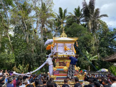 Tabanan, Bali, Endonezya (4 Temmuz 2021): Bali 'de yanan cesetler geçidi. Cennete giden aracın sembolü olarak yapılmış bir 