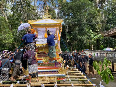 Tabanan, Bali, Endonezya (4 Temmuz 2021): Bali 'de yanan cesetler geçidi. 