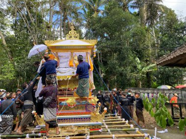 Tabanan, Bali, Endonezya (4 Temmuz 2021): Bali 'de yanan cesetler geçidi. 