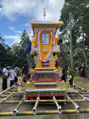 Tabanan, Bali, Endonezya (4 Temmuz 2021): Bali 'de yanan cesetler geçidi. Cennete giden aracın sembolü olarak yapılmış bir 