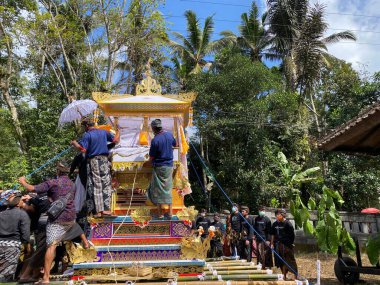 Tabanan, Bali, Endonezya (4 Temmuz 2021): Bali 'de yanan cesetler geçidi. 