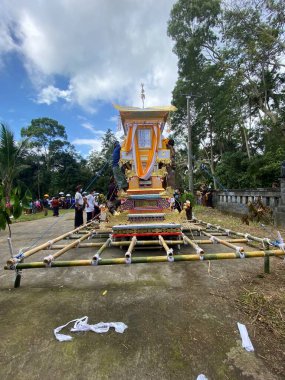 Tabanan, Bali, Endonezya (4 Temmuz 2021): Bali 'de yanan cesetler geçidi. Cennete giden aracın sembolü olarak yapılmış bir 