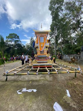 Tabanan, Bali, Endonezya (4 Temmuz 2021): Bali 'de yanan cesetler geçidi. Cennete giden aracın sembolü olarak yapılmış bir 