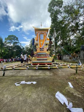 Tabanan, Bali, Endonezya (4 Temmuz 2021): Bali 'de yanan cesetler geçidi. Cennete giden aracın sembolü olarak yapılmış bir 
