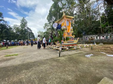 Tabanan, Bali, Endonezya (4 Temmuz 2021): Bali 'de yanan cesetler geçidi. Cennete giden aracın sembolü olarak yapılmış bir 