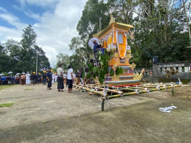 Tabanan, Bali, Endonezya (4 Temmuz 2021): Bali 'de yanan cesetler geçidi. Cennete giden aracın sembolü olarak yapılmış bir 