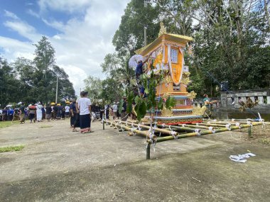 Tabanan, Bali, Endonezya (4 Temmuz 2021): Bali 'de yanan cesetler geçidi. Cennete giden aracın sembolü olarak yapılmış bir 