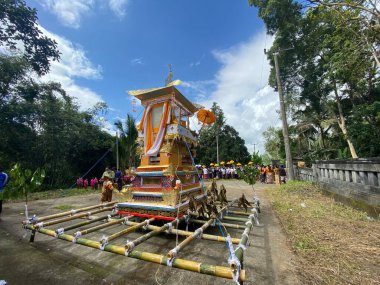 Tabanan, Bali, Endonezya (4 Temmuz 2021): Bali 'de yanan cesetler geçidi. Cennete giden aracın sembolü olarak yapılmış bir 