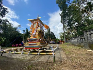 Tabanan, Bali, Endonezya (4 Temmuz 2021): Bali 'de yanan cesetler geçidi. Cennete giden aracın sembolü olarak yapılmış bir 