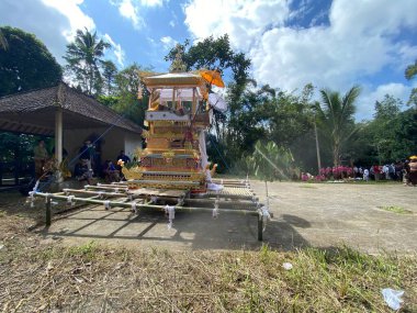 Tabanan, Bali, Endonezya (4 Temmuz 2021): Bali 'de yanan cesetler geçidi. Cennete giden aracın sembolü olarak yapılmış bir 