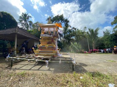 Tabanan, Bali, Endonezya (4 Temmuz 2021): Bali 'de yanan cesetler geçidi. Cennete giden aracın sembolü olarak yapılmış bir 