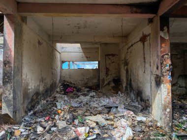 Bina yangın tarafından tahrip edildi. Dükkanlar yanıp kül oldu.