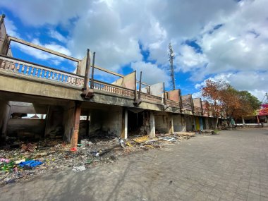 Bina yangın tarafından tahrip edildi. Dükkanlar yanıp kül oldu.