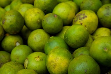 Geleneksel pazarda taze portakal yığını