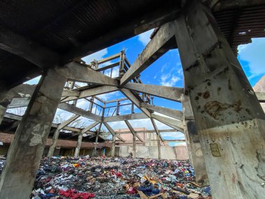 Bina yangın tarafından tahrip edildi. Dükkanlar yanıp kül oldu.