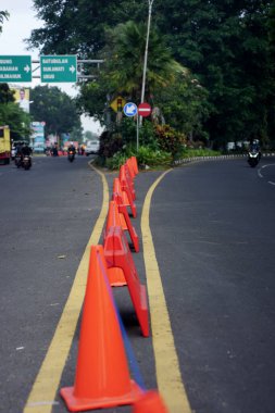 Denpasar, Bali, Endonezya (18 Temmuz 2021): COVID-19 'un yayılmasını önlemek için toplumsal faaliyetlere uygulanan kısıtlamalar nedeniyle şehirdeki karayolu koşulları terk edildi.