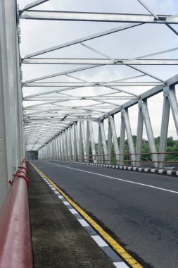 Klungkung, Bali, Endonezya (10 Temmuz 2021): Bali 'nin Klungkung kentinin simgesi. Yeh Unda Nehri Köprüsü (Tukad Yeh Unda) Sabah.