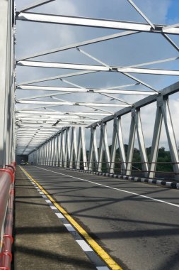 Klungkung, Bali, Endonezya (10 Temmuz 2021): Bali 'nin Klungkung kentinin simgesi. Yeh Unda Nehri Köprüsü (Tukad Yeh Unda) Sabah.