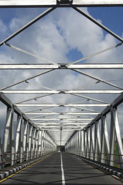 Klungkung, Bali, Endonezya (10 Temmuz 2021): Bali 'nin Klungkung kentinin simgesi. Yeh Unda Nehri Köprüsü (Tukad Yeh Unda) Sabah.