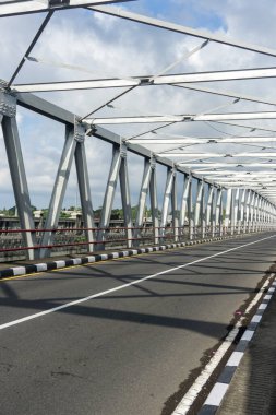 Klungkung, Bali, Endonezya (10 Temmuz 2021): Bali 'nin Klungkung kentinin simgesi. Yeh Unda Nehri Köprüsü (Tukad Yeh Unda) Sabah.