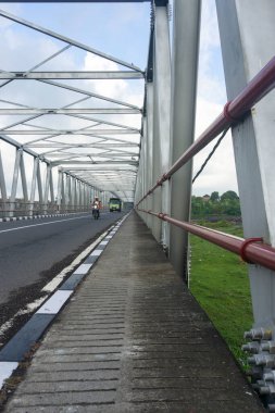 Klungkung, Bali, Endonezya (10 Temmuz 2021): Bali 'nin Klungkung kentinin simgesi. Yeh Unda Nehri Köprüsü (Tukad Yeh Unda) Sabah.