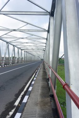 Klungkung, Bali, Endonezya (10 Temmuz 2021): Bali 'nin Klungkung kentinin simgesi. Yeh Unda Nehri Köprüsü (Tukad Yeh Unda) Sabah.