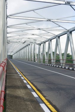 Klungkung, Bali, Endonezya (10 Temmuz 2021): Bali 'nin Klungkung kentinin simgesi. Yeh Unda Nehri Köprüsü (Tukad Yeh Unda) Sabah.