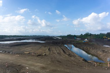 Kuzey Klungkung, Bali 'de bir şantiye manzarası.