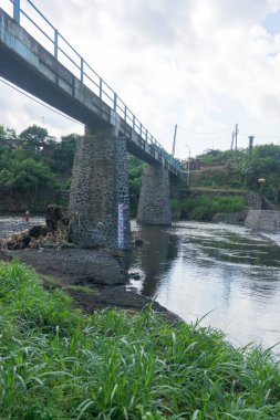 Yeh Unda nehri üzerindeki baraj ve köprü manzarası, Klungkung.