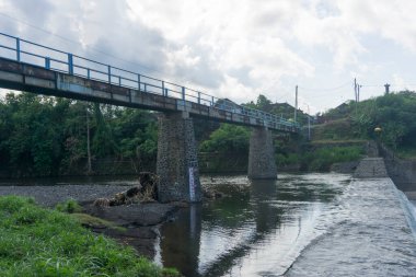 Yeh Unda nehri üzerindeki baraj ve köprü manzarası, Klungkung.