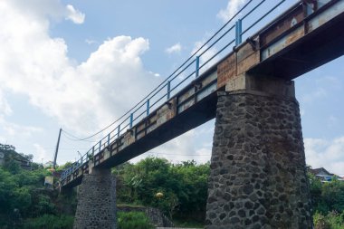 Klungkung, Bali 'deki Yeh Unda barajının aşağısındaki küçük bir köprünün manzarası