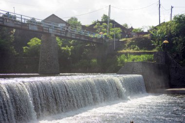 Barajı ve küçük köprüsü olan nehir manzarası. Tukad Yeh Unda Barajı, Klungkung, Bali.