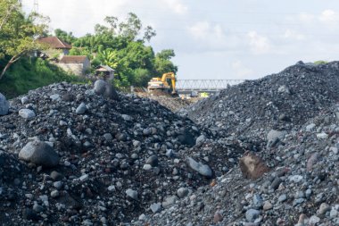 İnşaat alanında kum ve kaya yığını ve taş taşıma işinde kazıcı. İnşaat işi konsepti için iyi bir illüstrasyon