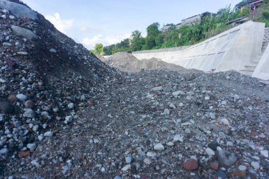 İnşaat alanında kum ve çakıl yığını.