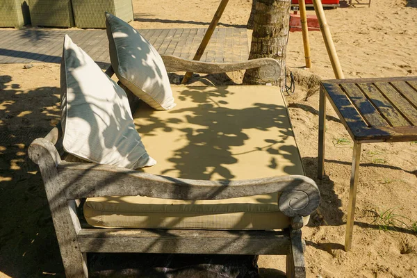 Kumsalın önündeki boş güneşli yatak.