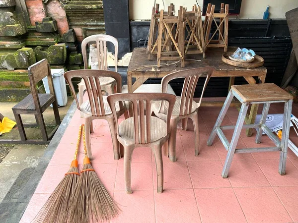 Kullanılan sandalyeler ve masalar odanın köşesinde toplandı.