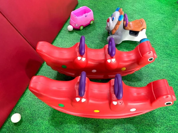 Czerwona Huśtawka Zabawkowy Pociąg Kształcie Lwa Zabawki Edukacyjne Dla Małych — Zdjęcie stockowe
