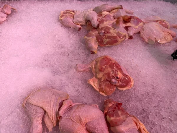 Taze çiğ tavuk (tavuk eti) buzda