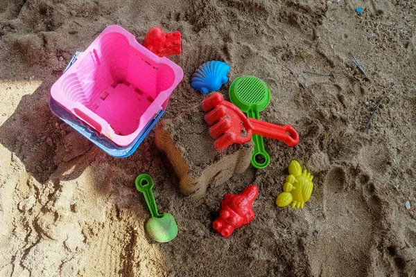 Kum Plajı Arka Planında Çocuk Oyuncağı Eğitim Oyuncakları — Stok fotoğraf