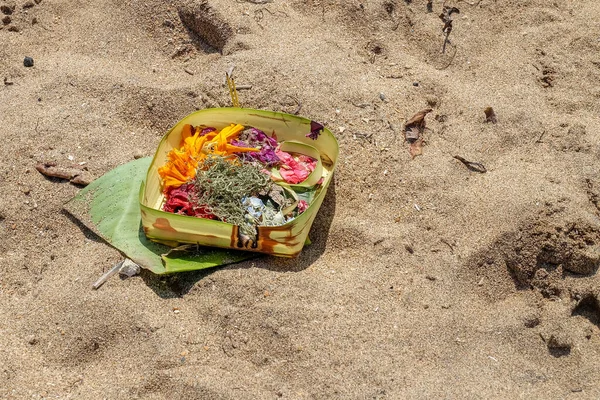 Offerings God According Balinese Hindu Beliefs Beach Collection Flowers Shaped — Stock Photo, Image